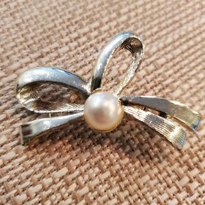 Vintage Gerry's silvertone bow brooch with faux pearl center